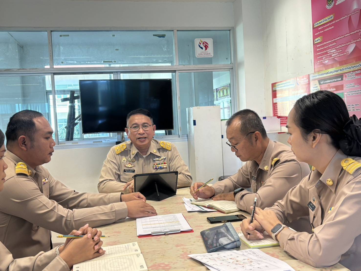 🤍พช.บึงกาฬ : เดินหน้าเต็มสูบ! "พัฒนาการจังหวัดบึงกาฬ" ติวเข้มทีมงานกลุ่มงานส่งเสริมการพัฒนาชุมชน เร่งขับเคลื่อนงานพัฒนาชุมชน ไตรมาส 1-2