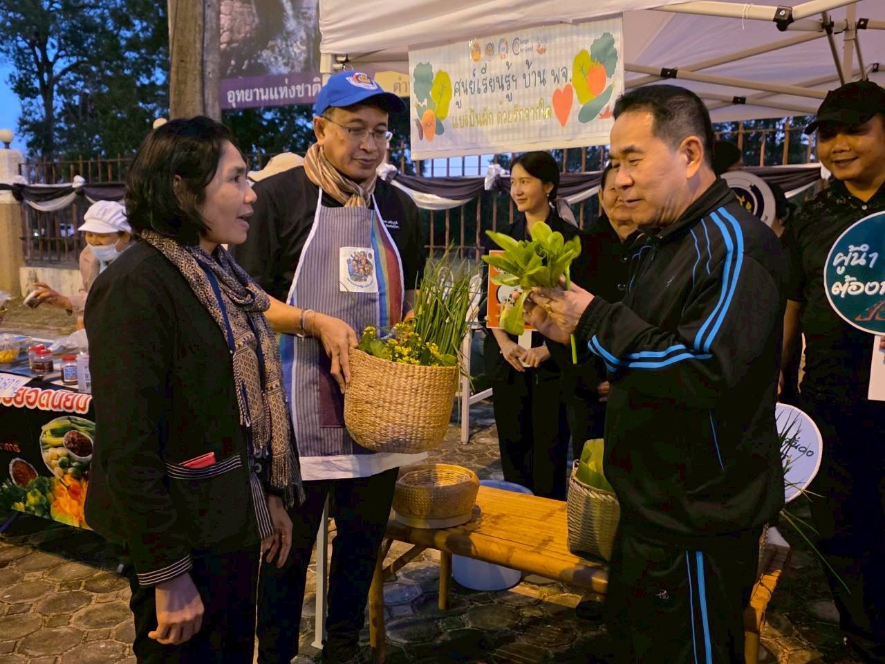  สพจ.บึงกาฬ 🤍       🌱“บ้านนี้มีรัก ปลูกผักแบ่งปัน” พช.บึงกาฬ ยกสวนผักพอเพียงแบ่งปัน ลดรายจ่าย-เสริมสร้างความสุขในชุมชน