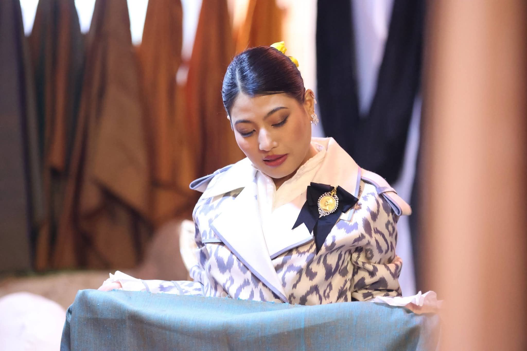 📢ผู้ว่าฯ บึงกาฬ นำคณะร่วมเฝ้ารับเสด็จสมเด็จพระเจ้าลูกเธอ เจ้าฟ้าสิริวัณณวรี นารีรัตนราชกัญญา เสด็จไปทอดพระเนตรนิทรรศการและการจัดแสดงผลงานภูมิปัญญาผ้าไทยและงานหัตถกรรมชุมชน ณ จุดดำเนินการจังหวัดขอนแก่น สนับสนุนการต่อยอดภูมิปัญญาผ้าไทยสู่แฟชั่นยั่งยืนระดับสากล 