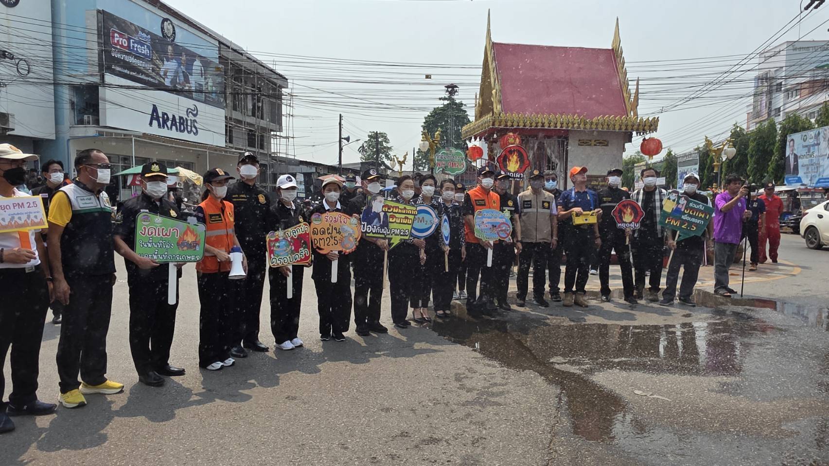 พช.บึงกาฬ: ร่วมกิจกรรมรณรงค์ป้องกันและแก้ไขปัญหาฝุ่นละอองขนาดเล็ก PM 2.5 เดินรณรงค์พร้อมมอบหน้ากากอนามัยให้ประชาชน