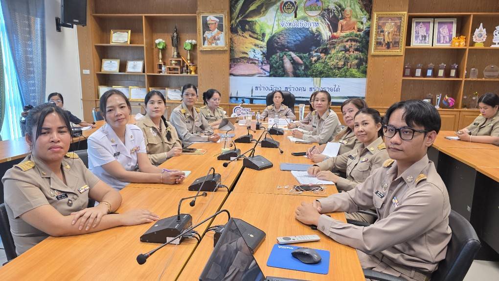 พช.บึงกาฬ: ร่วมรับมอบนโยบายขับเคลื่อนงานพัฒนาชุมชนจาก มท.2 ผ่านระบบ VDO Conference มุ่งเป้าเศรษฐกิจฐานรากมั่นคง ยกระดับ OTOP สู่สากล