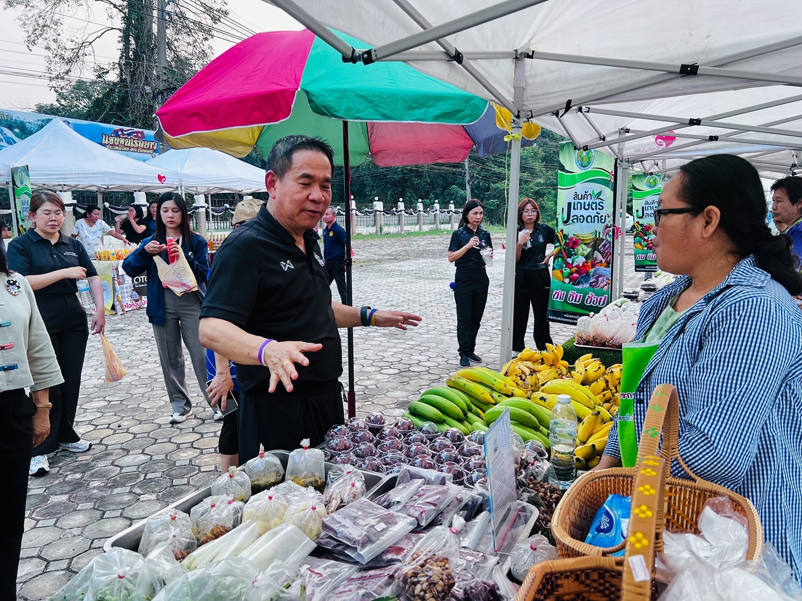 เงินทุนหมุนเวียนสร้างสุข! เยี่ยมชมสินค้ากลุ่มอาชีพกองทุนพัฒนาบทบาทสตรี ณ ตลาดศาลากลางสร้างสุข 