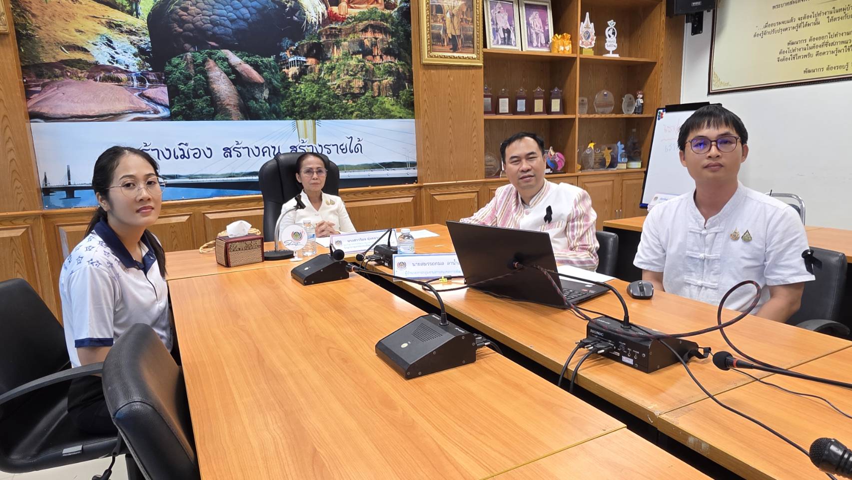 พช.บึงกาฬ: จัดประชุมเสริมสร้างศักยภาพเจ้าหน้าที่ประชาสัมพันธ์ระดับอำเภอ ขับเคลื่อนการสื่อสารองค์กรให้รวดเร็ว ถูกต้อง และทันสมัย