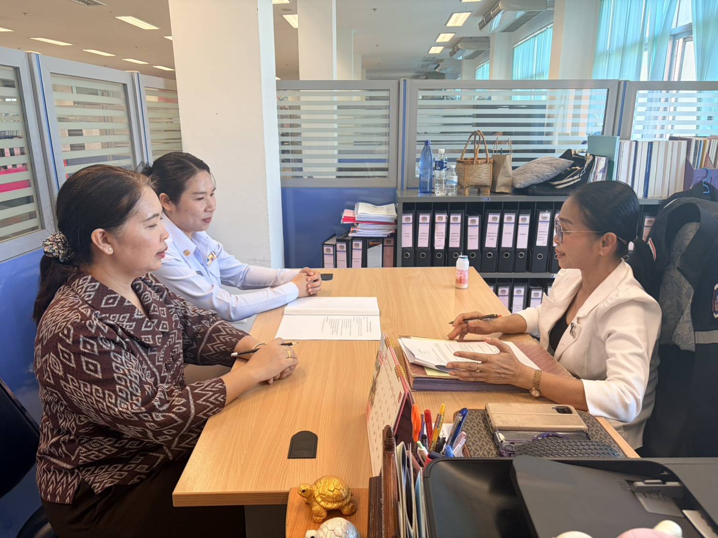 พช.บึงกาฬ : ต้อนรับบุคลากรรายงานตัวเข้าปฏิบัติงาน สังกัดสำนักงานเลขานุการคณะอนุกรรมการบริหารกองทุนพัฒนาบทบาทสตรีระดับจังหวัด จังหวัดบึงกาฬ