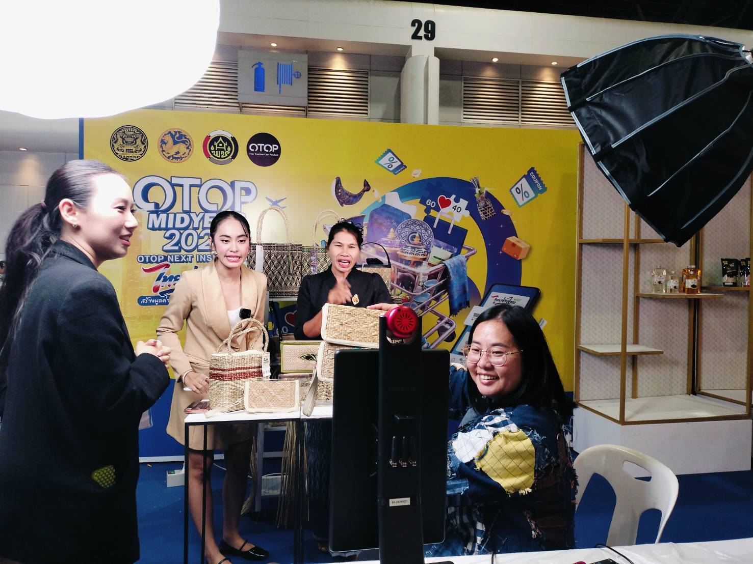 🍁 พช.บึงกาฬ ยกทัพสินค้า OTOP 3 - 5 ดาว เฉิดฉายในงาน “OTOP Midyear 2026” ณ ชาเลนเจอร์อิมแพ็ค เมืองทองธานี